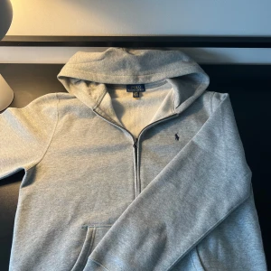 Polo Ralph lauren hoddie  - Polo Ralph lauren hoddie i storlek  18-20 som motsvarar xs-s Pris 599kr Skick 9/10 endast testad 