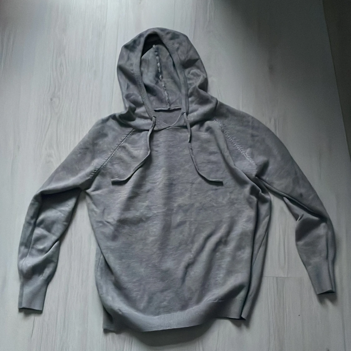 Grå hoodie