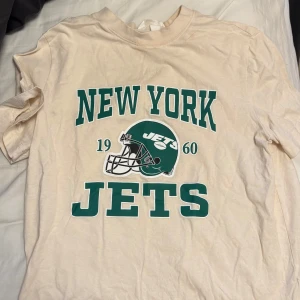 Beige t-shirt - Säljer en beige t-shirt som jag köpte på h&m i danmark för några år sedan, inte använt så mycket så inga defekter. Vill bli av med den så snabbt som möjligt☺️ 