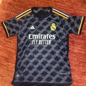 Real Madrid tröja - Snygg Real Madrid fotbollströja med Rodrygo nummer 11 på. Endast testad jättebra skick! Jätteskönt material. Storlek S. Stor i storleken så skulle passa M också