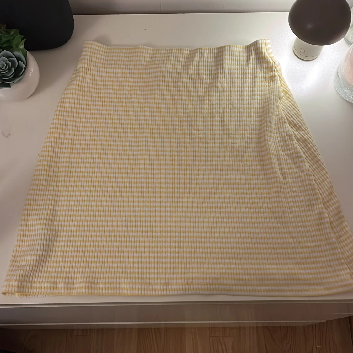 Gul och vit rutig kjol från Nelly - 1