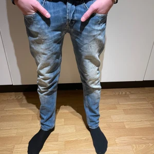 Dondup george  - Hej! Säljer nu dessa riktigt feta dondup jeans. Modell george. Skick 9/10 med slitningar från fabrik. Storlek 31. Vid minsta lilla fundering är det bara ock skriva