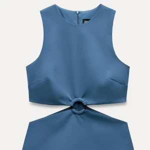 Jätte snygg topp från Zara  - Snygg blå topp från Zara som är helt slutsåld från deras hemsida i storlek Xs med prislapp kvar💞