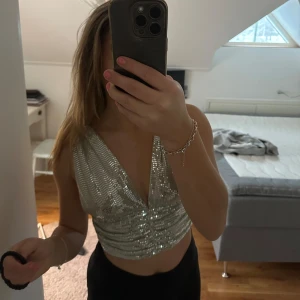 Glittrig silver topp - Snygg fest-topp, endast använd en gång 🩷 Storek S 