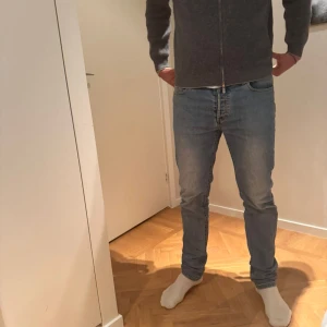 APC  jeansbyxor  - Snygga blå jeans med en slim passform. De har en klassisk femficksdesign och är perfekta för en avslappnad stil. Byxorna har en dragkedja och knapp framtill. Jag är 189 cm, men de är lite för små på mig
