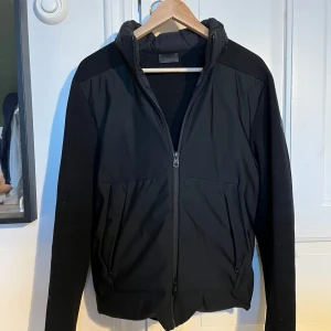 Moncler Tricot Cardigan - Moncler tricot cardigan - Storlek M, sitter som S - Skick: 8/10 - Inget OG medkommer - Nypris: 8000kr - Vårt pris: 3500kr - DM för frågor och prisförslag