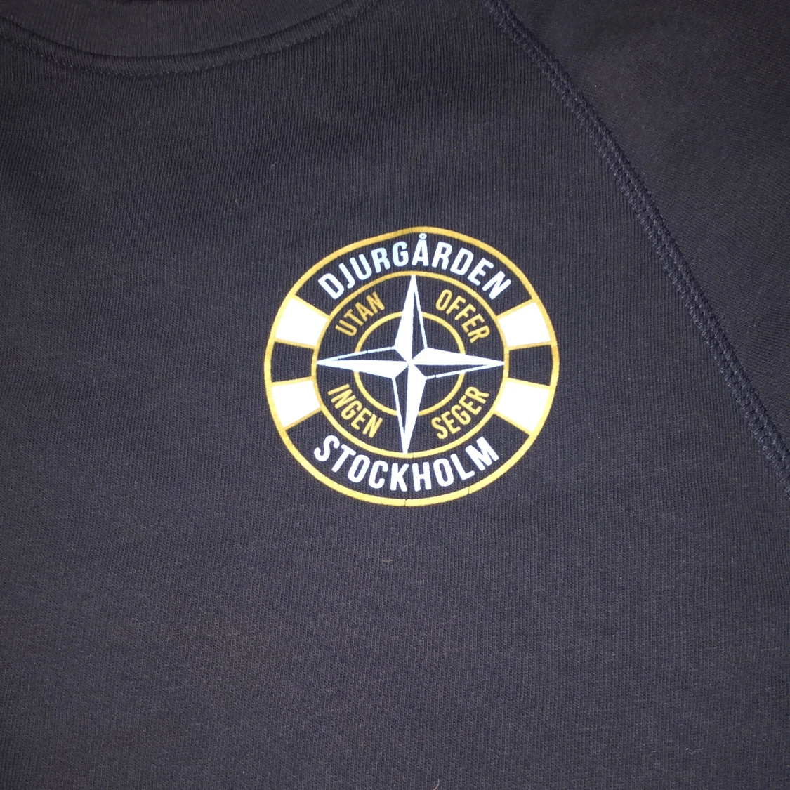 Svart tröja med Djurgården-emblem - 1