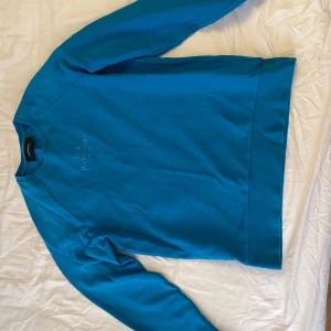 Blå tröja från Peak performance  - Säljer en snygg blå tröja från Peak performance, säljer pga att den ej används längre. skriv för frågor eller tryck direkt på ”köp nu” om du är intresserad, säljer billigare än nypriset.