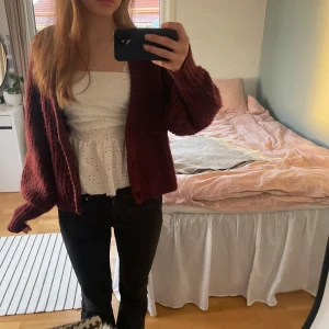 Vinröd stickad kofta med knappar - Mysig vinröd stickad kofta med stora knappar framtill. Säljer även toppen❤️