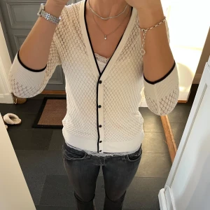 Vit stickad kofta  - Trekvartsärmad vit kofta från H&M i storlek S. Fint skick. Använd gärna köp nu!