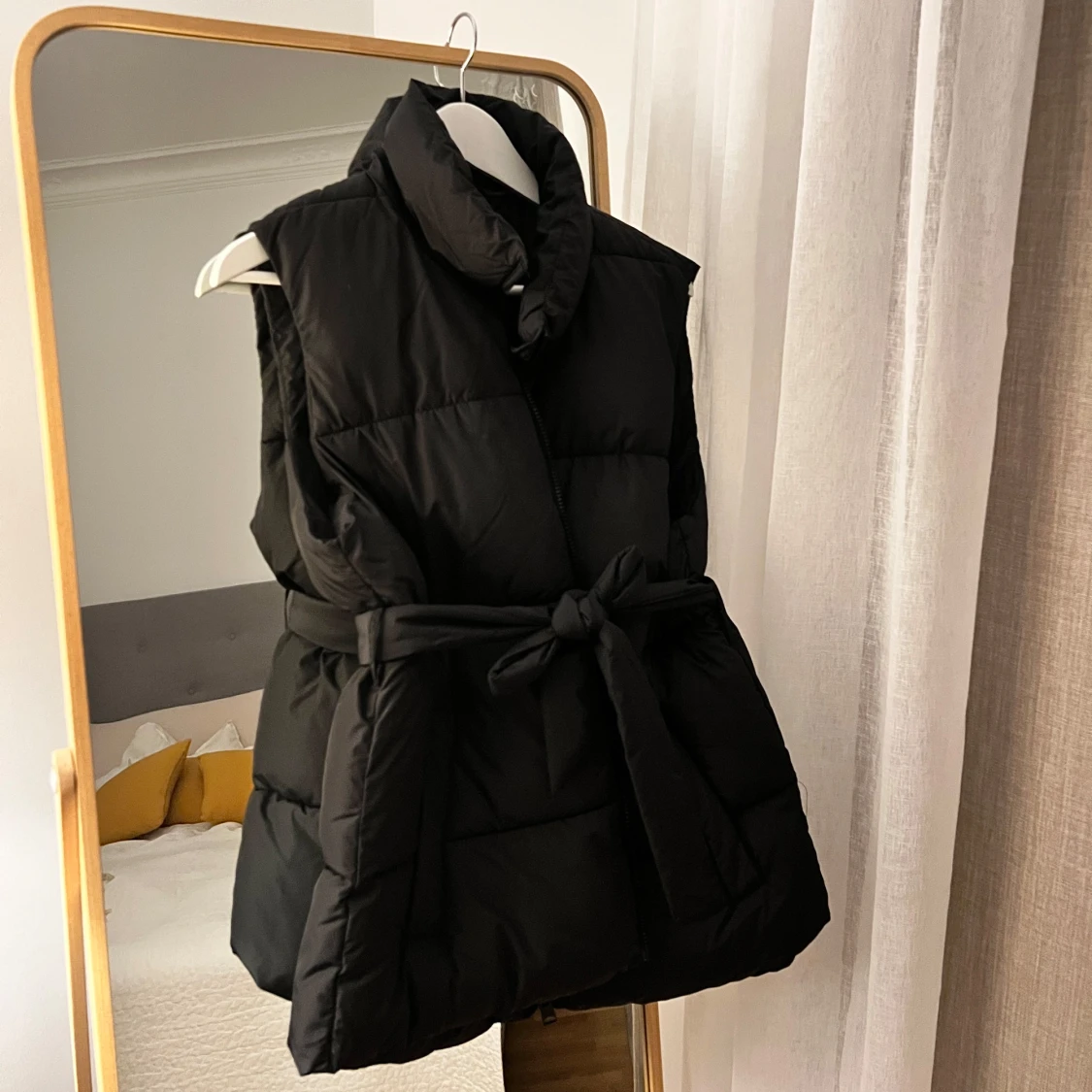 Svart väst med bälte