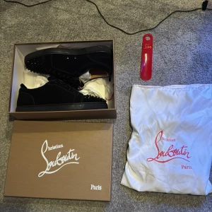  Christian Louboutins  - Säljer ett par schysta Loubs i svart med alla nitar kvar+extra nitar och alla tillbehör. De är användna 2-3 gånger men fortfarande mycket bra skick, bara att torka sulan så är de nästan som nya! Jag kan gå ner i pris vid snabbt köp.