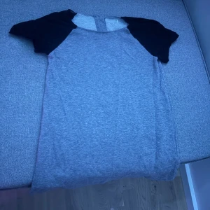 T-shirt mysig! - En mysig T-shirt med dragkedja på ryggen väldigt skön att ha på sig!! Du kommer älska den!!