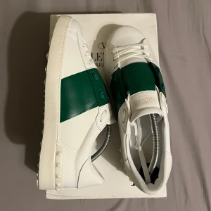 Valentino Skor - Helt oanvänd storlek 43, allt ingår. Skriv vid intresse eller ytterligare funderingar!