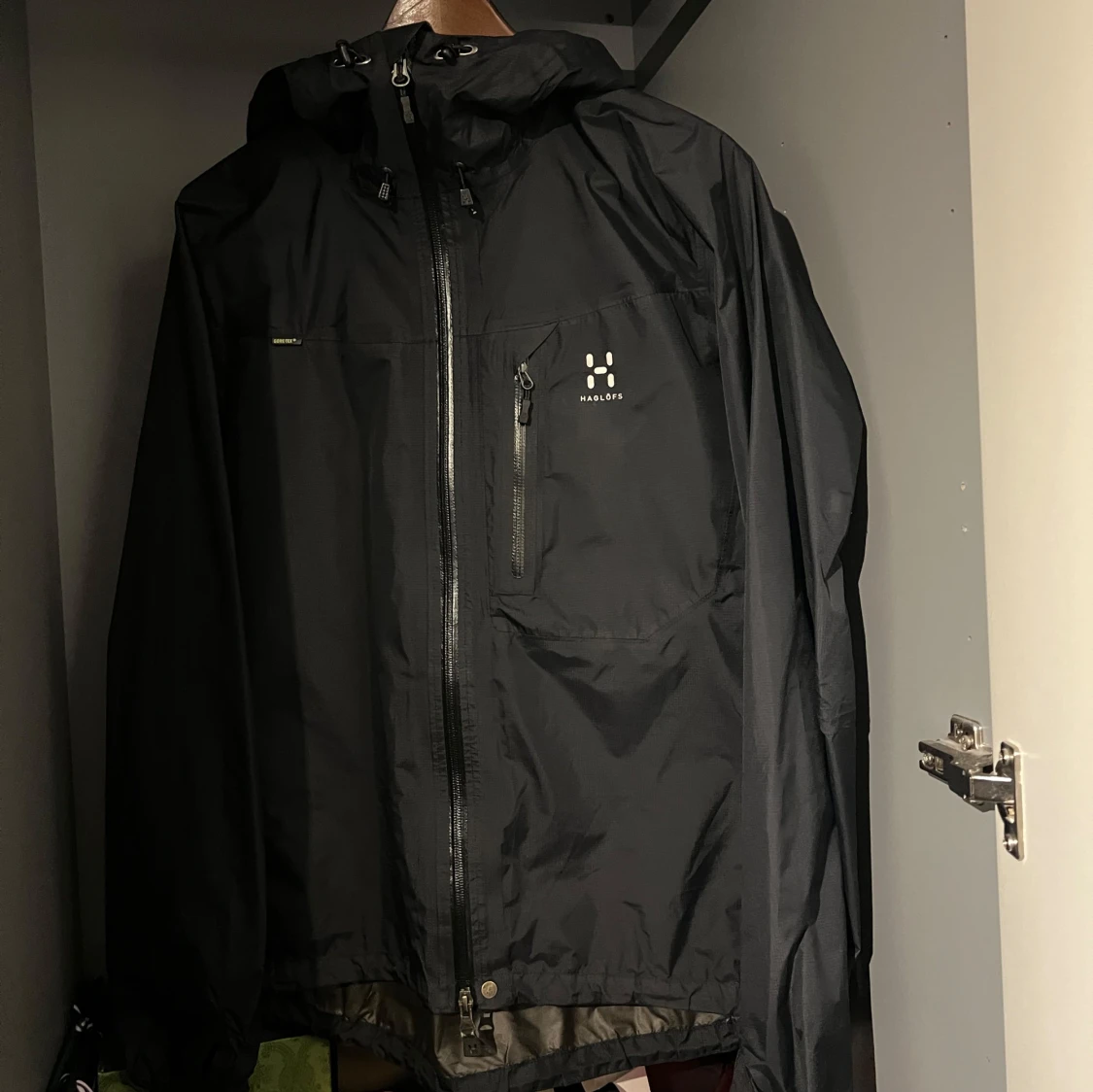 Svart regnjacka från Haglöfs
