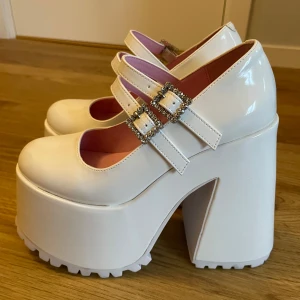 Dream pose Sugar Thrillz  - Ett par platåskor från dollskill som inte använts mycke då de är aningen små, Står stl 6 aka 36 men skulle säga de passar en stl 35 eller smal 36a :) Hoppas att de kan komma till använding för någon annan! Är de några frågor skriv bara!