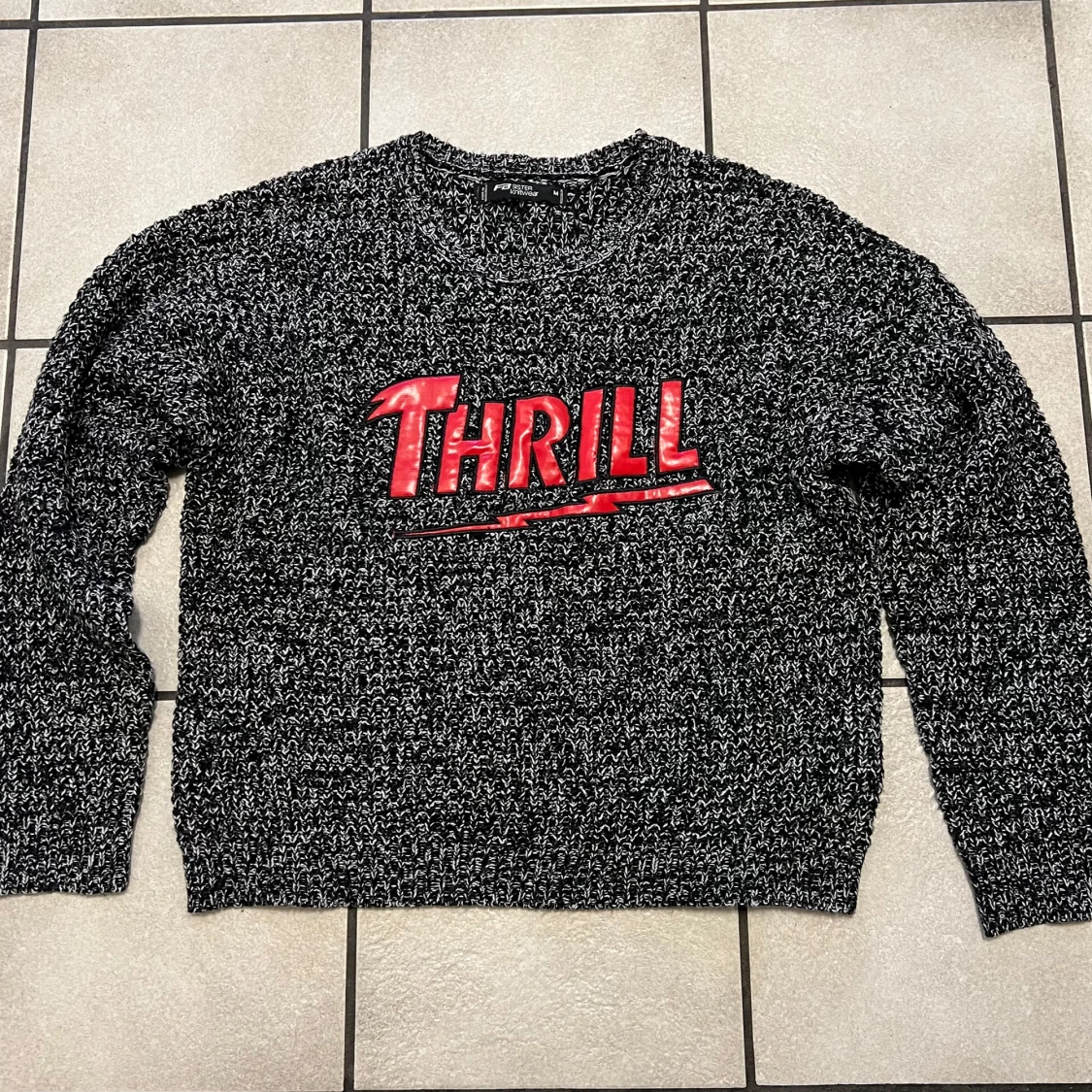 Svart och vit stickad tröja storlek M