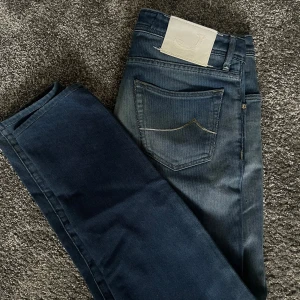 jeans från Jacob Cohen - Tjena, säljer ett par Jacob Cohen jeans i modellen 622, storleken är 32. Jeansen har lite slitna detaljer i designen!                                                                                   Hör av dig vid frågor!