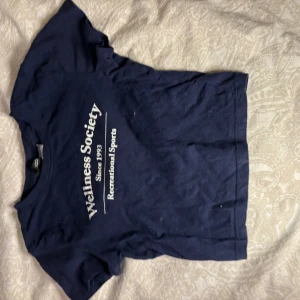 Jättegullig marinblå T-shirt - Jättegullig marinblå T-shirt från Pull&bear. Perfekt för sommaren☀️🍉crop top.jätte skönt material. Storlek XSS men passar XS🥰