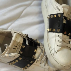 Valentino rockstud sneakers  - Säljer Valentino rockstud sneakers med guld detaljer i storlek 37,5💓💓 (Är utomlands för tillfället men rengör givetvis dem när jag kmr hem)