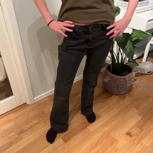 Svarta jeans med broderade bakfickor - Snygga svarta Bootcut jeans som är sköna, snygga och passar till allt! Skulle säga att de är som storlek M men de är egentligen S. Använt 0 gånger!! Priset kan diskuteras!! 