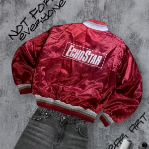 Unik Cool Tunn Jacka  - Snygg röd bomberjacka  med vita  detaljer. Jackan har knappar framtill och en cool logga på ryggen. Perfekt för att sticka ut i mängden!                                   Står XL - Passar en M/L