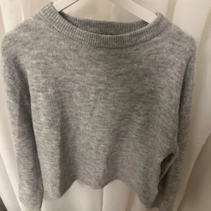 Grå stickad tröja från lager 157 - Mysig grå stickad tröja från 157 i storlek XS. Utan noppror 