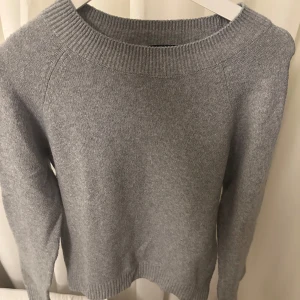 Grå tröja från Vero Moda - Säljer en  grå tröja från Vero Moda. 