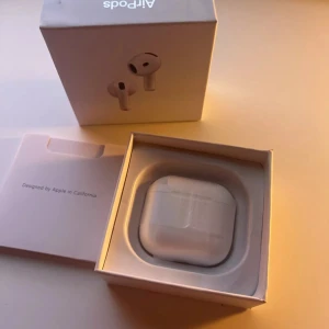 Bluetooth Hörlurar  - Fjärde generationen / gen 4 i super fint skick. Kommer med alla tillbehör. Nypris 1900kr. 100% nöjd garanti! Ni kan alltid returnera om ni inte skulle vara nöjda, oavsett anledning. Kolla gärna mina recensioner.