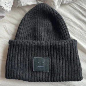 Svart acne mössa - Säljer denna svarta acne mössa då den inte används så mycket längre. Nypris 1700kr (lappen i sitter löst) 