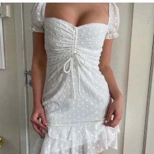 Vit kortklänning från Princess Polly - Säljer min gamla studentklänning från Princess Polly, är mindre i storlek så passar en S