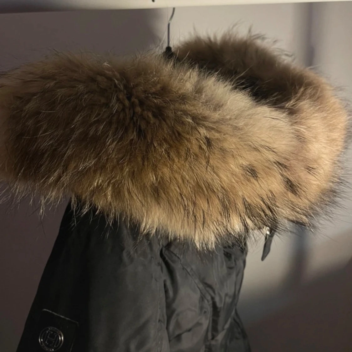 Svart parkajacka med pälsdetaljer - 1