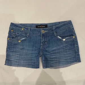 Lågmidjade jeansshorts😍 - Läs bio innan köp! Midja rakt över: 39 cm plus lite stretch och gren 17 cm💕klippta ben så kan vikas upp om man vill