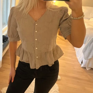 Beige topp - Beige / grå topp från märket bronze 