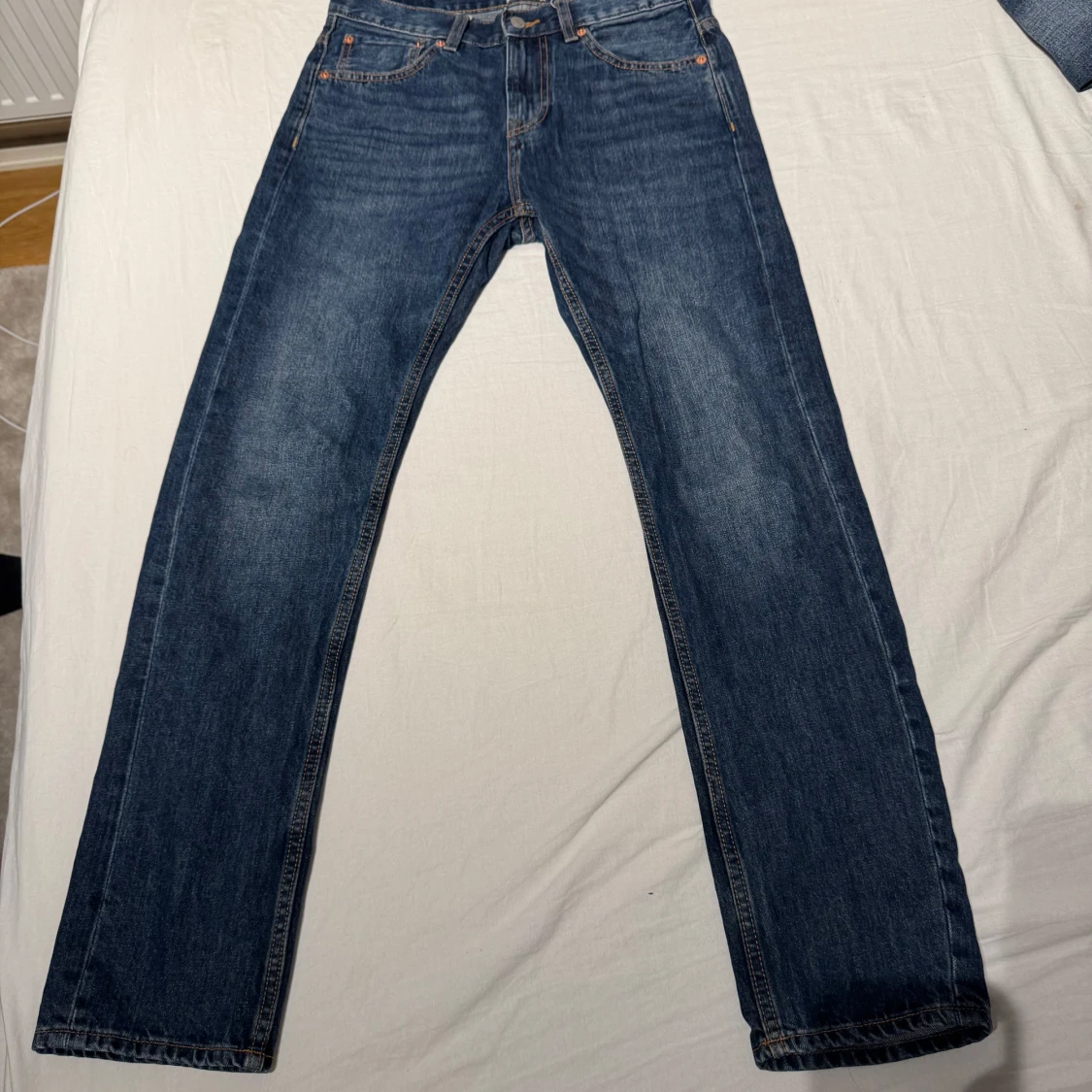 Mörk blåa jeans