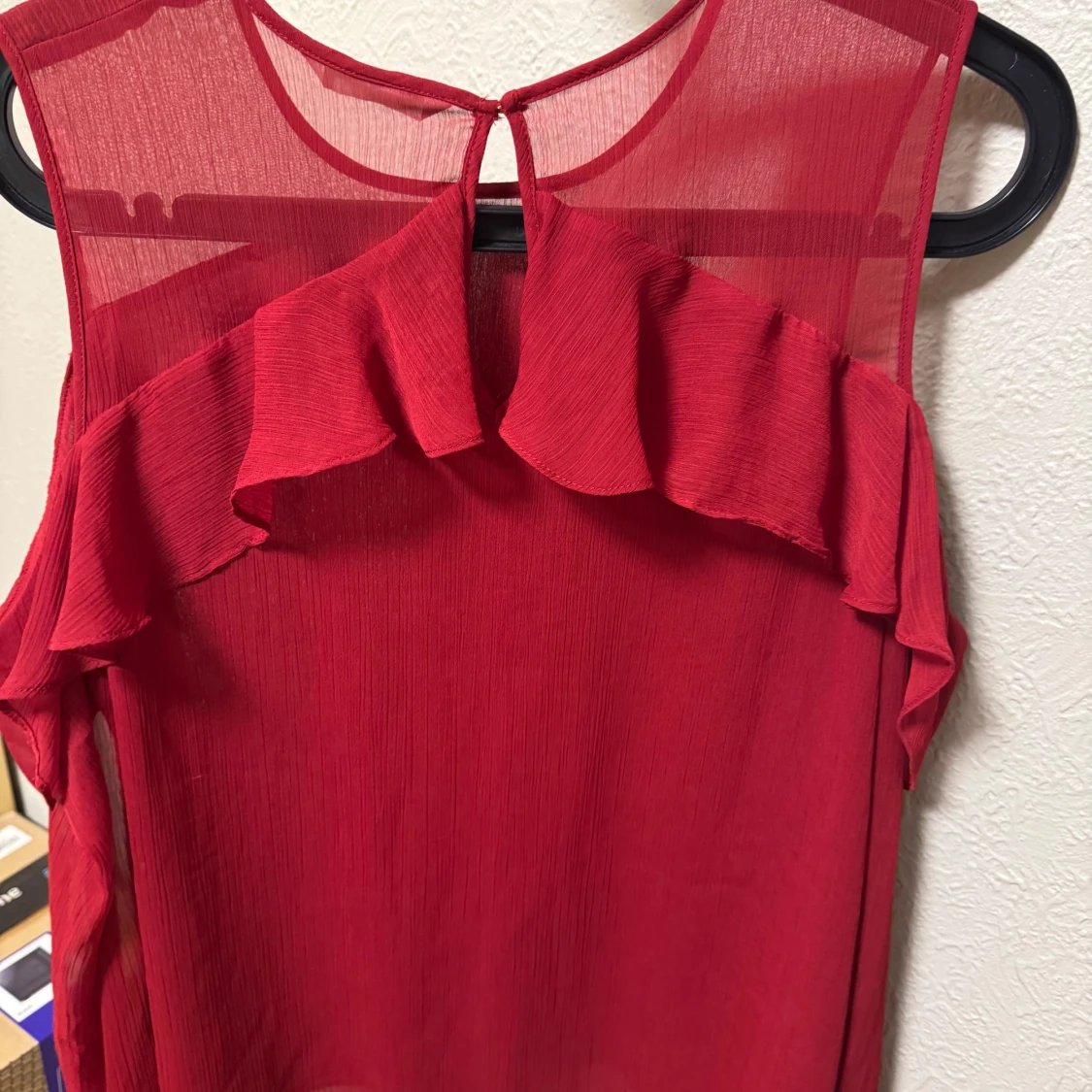 Röd ärmlös blus med volangdetaljer - 1