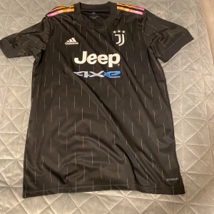 Fotbollströja Juventus - Hej! Säljer denna snygga fotbollströjan med Vlahovic på ryggen från säsongen 21/22. Fick den i present men denna var tyvärr för stor på mig. Den har inte använts så mycket, max 3 gånger. Den har storleken L men passar även folk som har M. Priset för tröjan var lite över 1000 kr men jag sänker de lite pga att den använts lite grann. Priset går att diskutera. Hör av er för mer information vid intresse!