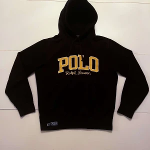 Unik svart Ralph lauren hoodie - Unik svart Ralph lauren hoodie i väldigt bra skick använd max 5 gånger, modellen är 178cm 66kg, Skriv vid minsta fråga eller fundering💯👍