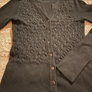 Stickad tröja - Svart stickad tröja i bra skick. Väldigt fin men säljer pga den har blivit för liten. Väldigt skönt material!