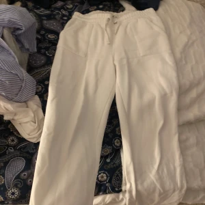 Vita mjukisbyxor med snörning - Vita mjukis byxor med raka ben från lager 157 i storlek L men snarare m