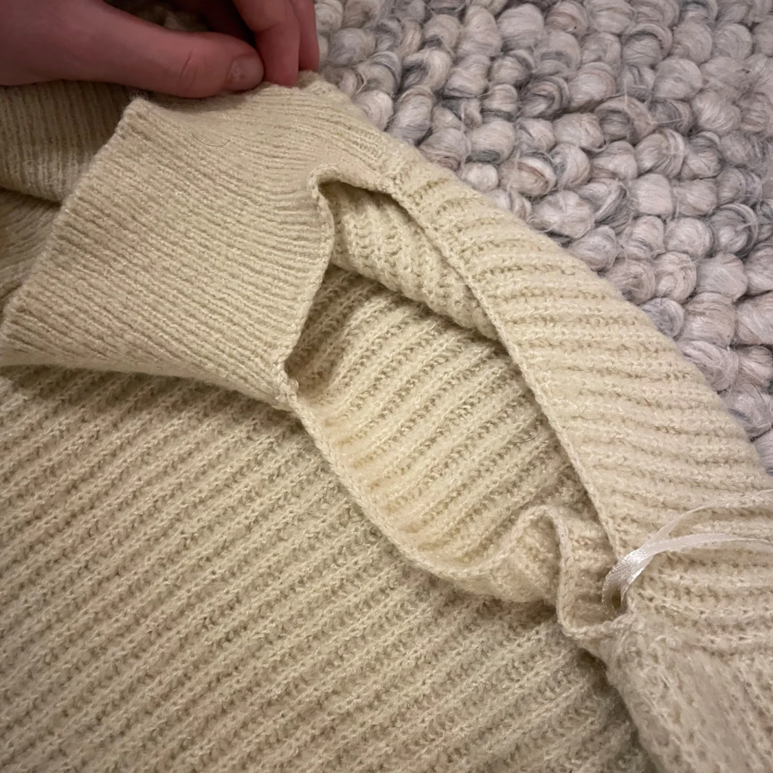 Beige stickad tröja - 1