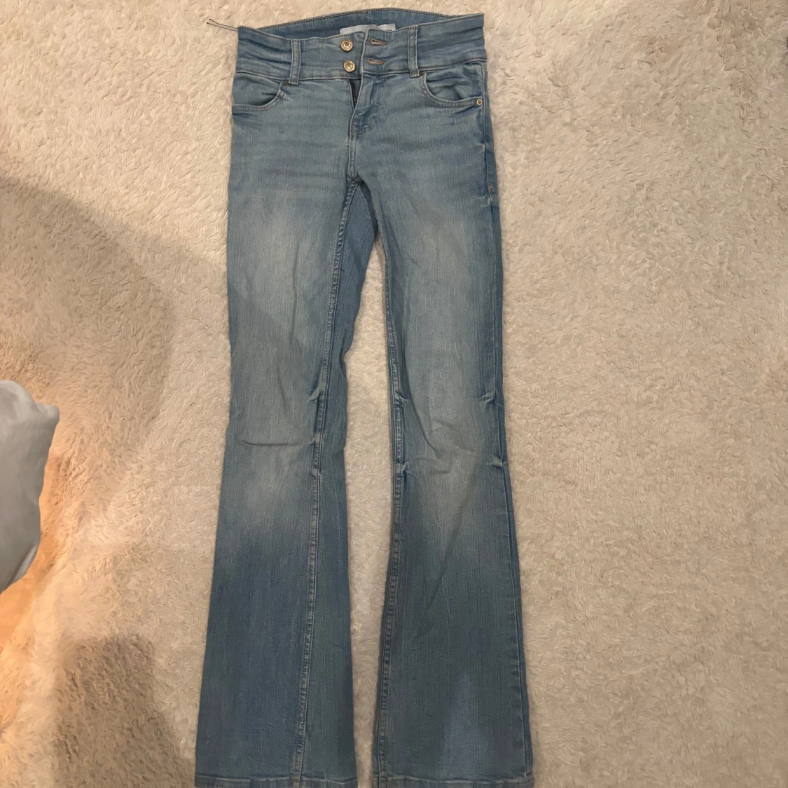 Blå bootcut jeans från Bershka