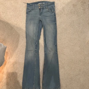 Blå bootcut jeans från Bershka - Snygga blå bootcut jeans från Bershka med låg midja. Använda fåtal gånger, inga defekter, köpta för 400kr💗