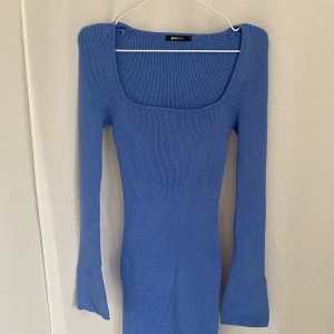 Blå ribbad klänning från Gina Tricot - Snygg blå ribbad klänning från Gina Tricot med långärmad design och en stilren fyrkantig halsringning. Perfekt inför våren💙skriv om du har frågor om plagget🩷