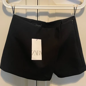 Svarta shorts från Zara - Snygga svarta shorts,  De har en dragkedja på sidan för enkel på- och avtagning. 
