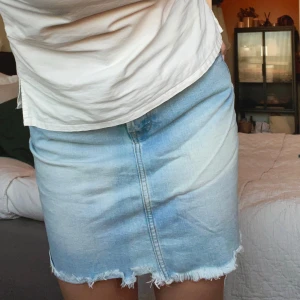 Ljusblå jeanskjol - Snygg jeanskjol med rå kant.