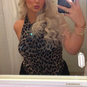 Leopard topp - Trendig leopard topp från ginatricot. Inga defekter. Passar för dig som är mellan M-L. 