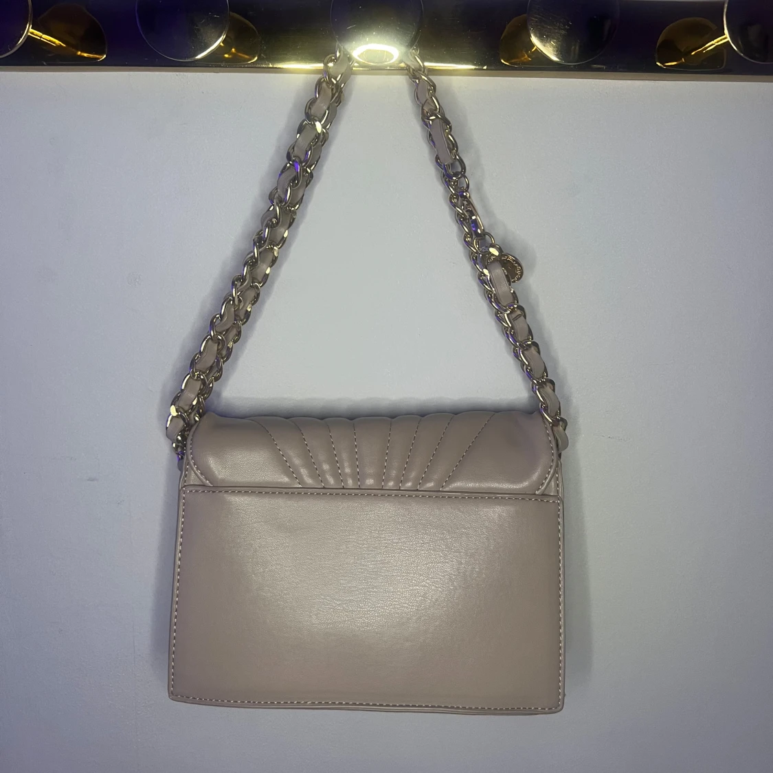 Beige axelväska med kedja - 2