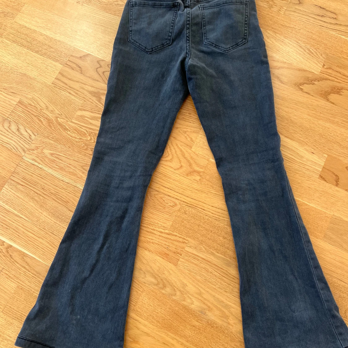 Svarta bootcut jeans - 2