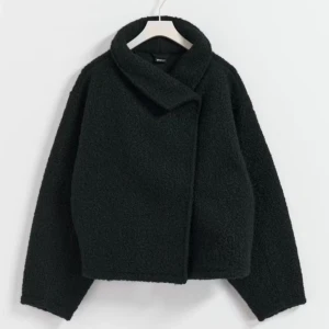 Svart teddyjacka från ginatricot! - Säljer en stilren svart teddyjacka i storlek s💞 den passar perfekt nu till våren och ser helt oanvänd ut🥰nypris är 600 men säljer för 500💞 